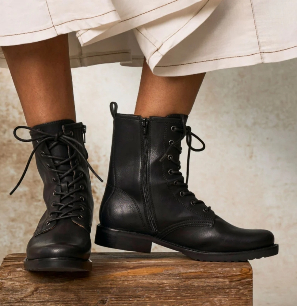 Frye Chesney Combat Boots 6 Womens